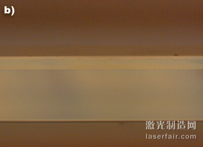 微分干涉相差顯微鏡下的0.77mm厚康寧 CT24玻璃的橫截面。使用CO2碳激光器 （約10μm）（a）切割的部件顯示了剩余應(yīng) 力，而使用CO激光器（約5μm）（b）切割 的部件則無(wú)缺陷。