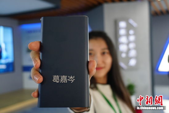 激光打印機(jī)將人名打印在了充電寶上，個(gè)性十足。