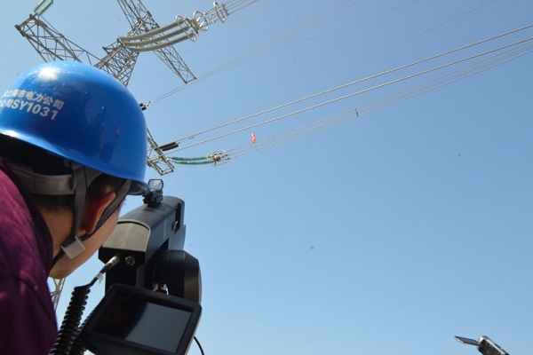 風(fēng)箏掛電線(xiàn)上了怎么辦 “激光炮”一分鐘搞定