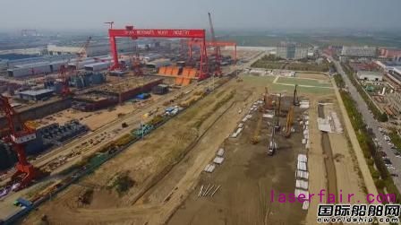 招商工業(yè)海門基地國內(nèi)首個(gè)室內(nèi)干船塢順利推進(jìn)