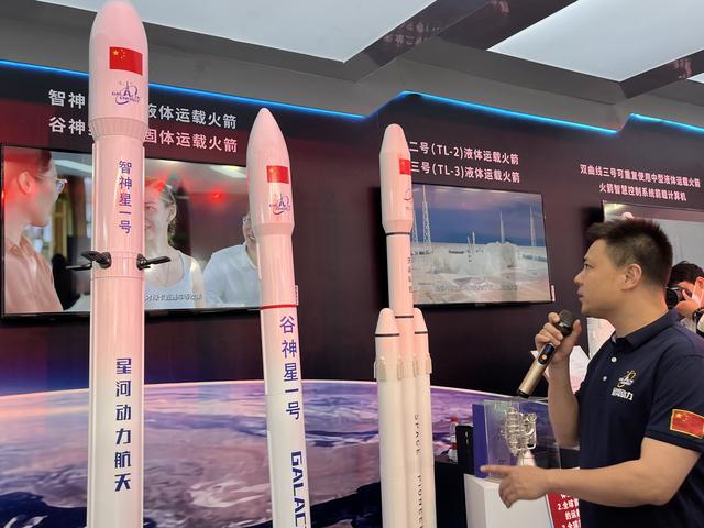 “谷神星一號”固體運載火箭和“智神星一號”可重復(fù)使用的液體運載火箭模型吸引了大家的關(guān)注。宋婧 攝