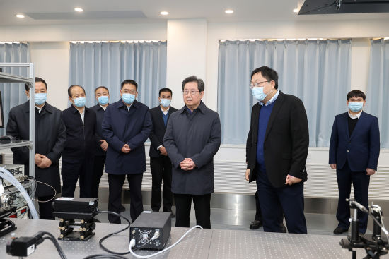 　11月14日，省委書記樓陽生到鄭州大學物理學院調(diào)研激光領域儀器設備研發(fā)應用情況。(記者 董亮 蔡迅翔 攝)
