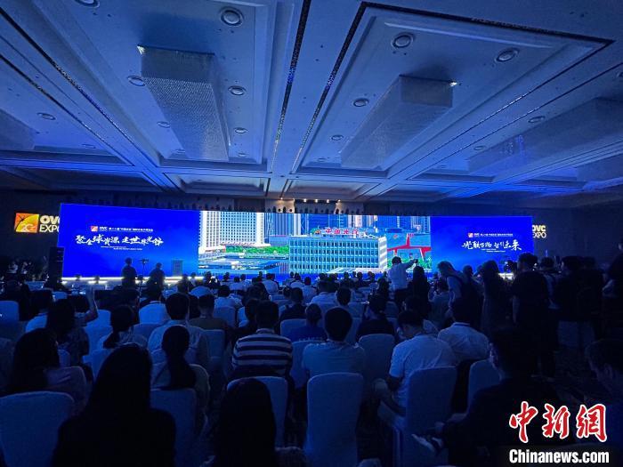 圖為光博會開幕式現(xiàn)場?！⊥鯄翩?攝