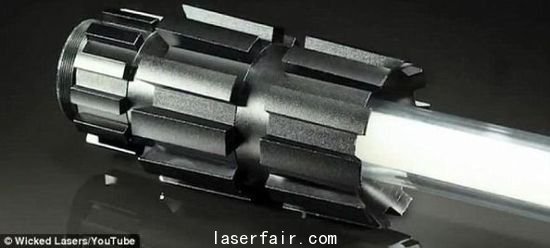 這款激光劍價格不菲，高達400美元，其中劍柄100美元，Spyder 3激光器300美元