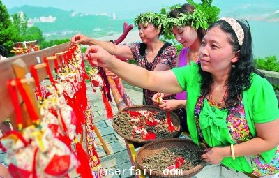 在屈原故鄉(xiāng)宜昌秭歸縣，居民用艾葉、花椒和丁香等制作香囊。