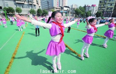 黃石市第八屆校園文化藝術(shù)節(jié)上孩子們在表演舞蹈。