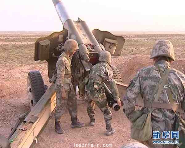 原文配圖： 各司其職，炮手一發(fā)實(shí)彈裝填。呂海金 攝