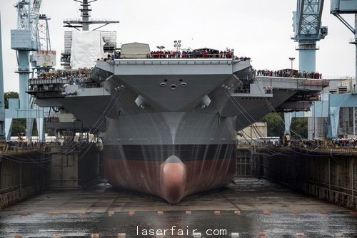 資料圖：美國(guó)海軍“福特”號(hào)航母在船塢放水。