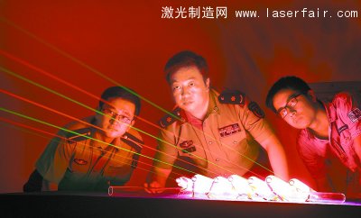 科研人員正在試驗全內(nèi)腔氦氖綠光激光器。 何書遠 攝