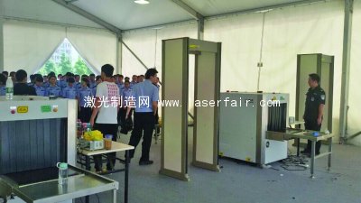 實(shí)訓(xùn)安檢大棚里，五十多個(gè)安檢經(jīng)理正在接受培訓(xùn)。 邢媛媛 攝