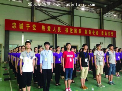 帥小伙將擔(dān)任禮儀先生。宋嶠 攝