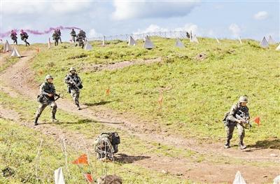 激光交戰(zhàn)！成都軍區(qū)某團(tuán)高原紅藍(lán)對(duì)抗演練(圖)
